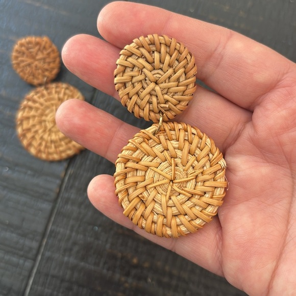 🎈4 LISTINGS FOR $20! Woven Natural Rattan Circle Drop Tan Earrings - Picture 4 of 4